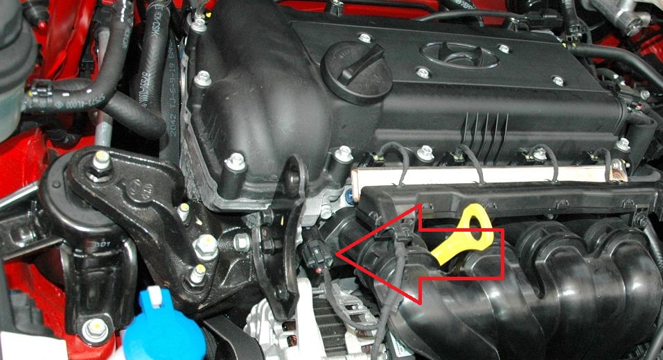 Отсоединить колодку проводов от электромагнитного клапана системы изменения фаз газораспределения на автомобиле Hyundai Solaris