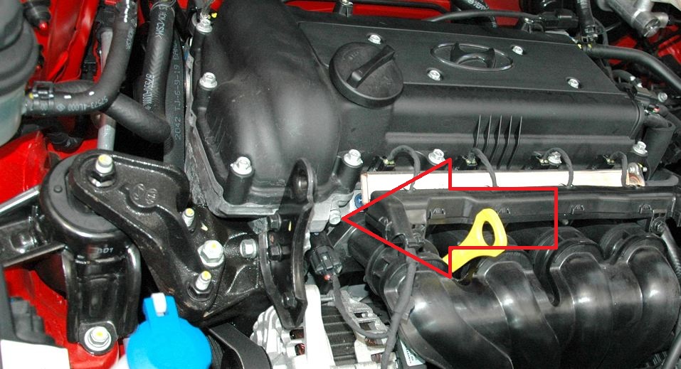 Выверните болт крепления электромагнитного клапана системы изменения фаз газораспределения на автомобиле Hyundai Solaris