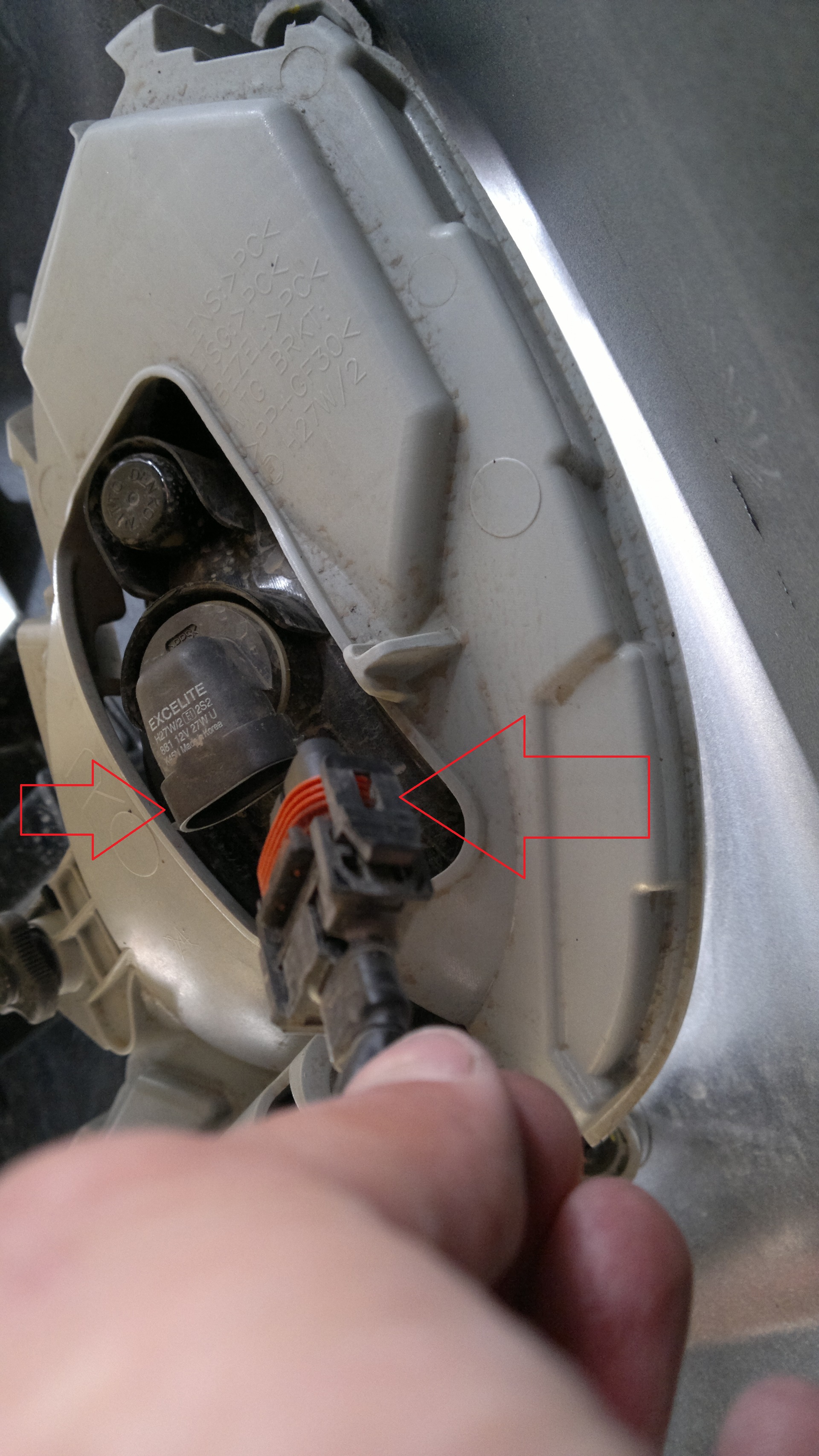 Отсоединить колодку проводов от противотуманной фары на автомобиле Hyundai Solaris