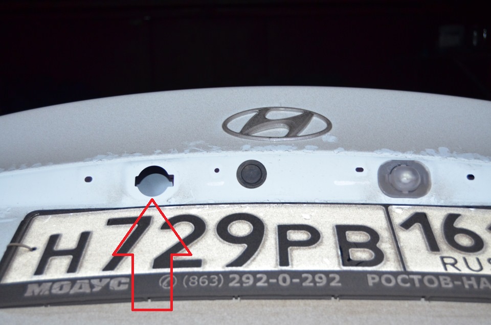 Снять рассеиватель номерного знака на автомобиле Hyundai Solaris