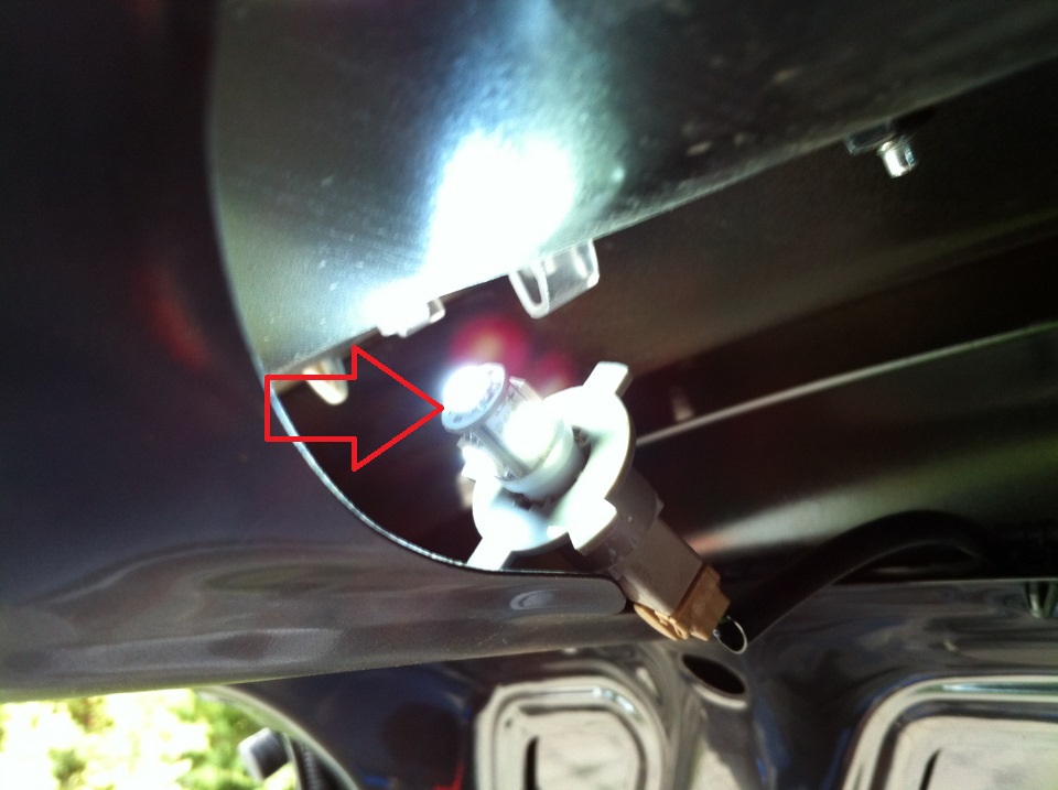 Извлечь лампу освещения номерного знака из патрона на автомобиле Hyundai Solaris