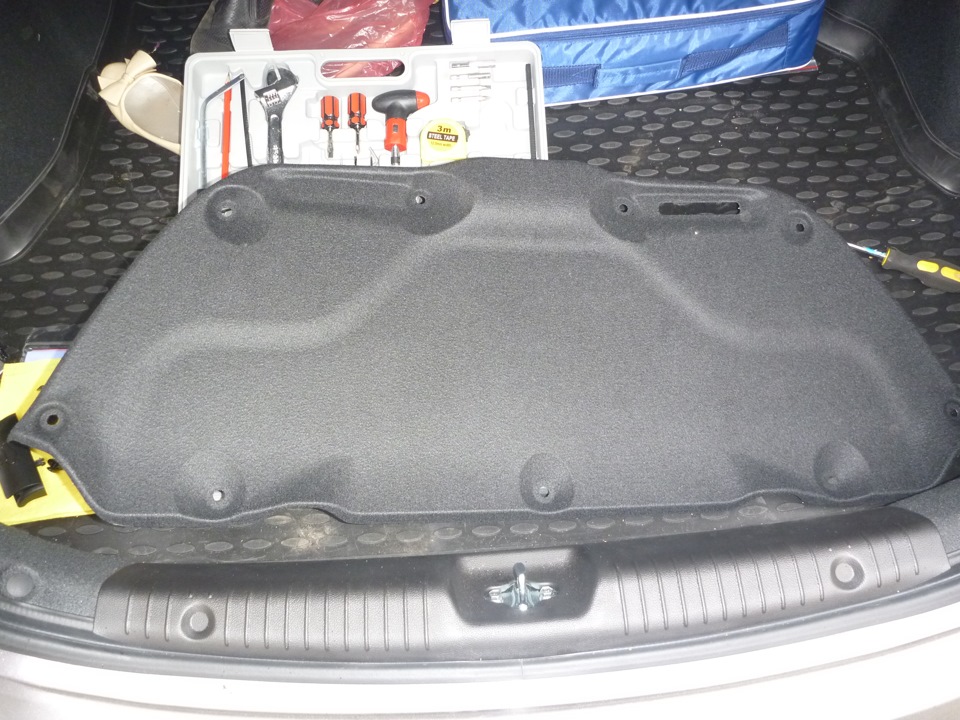 Снять обивку крышки багажника на автомобиле Hyundai Solaris