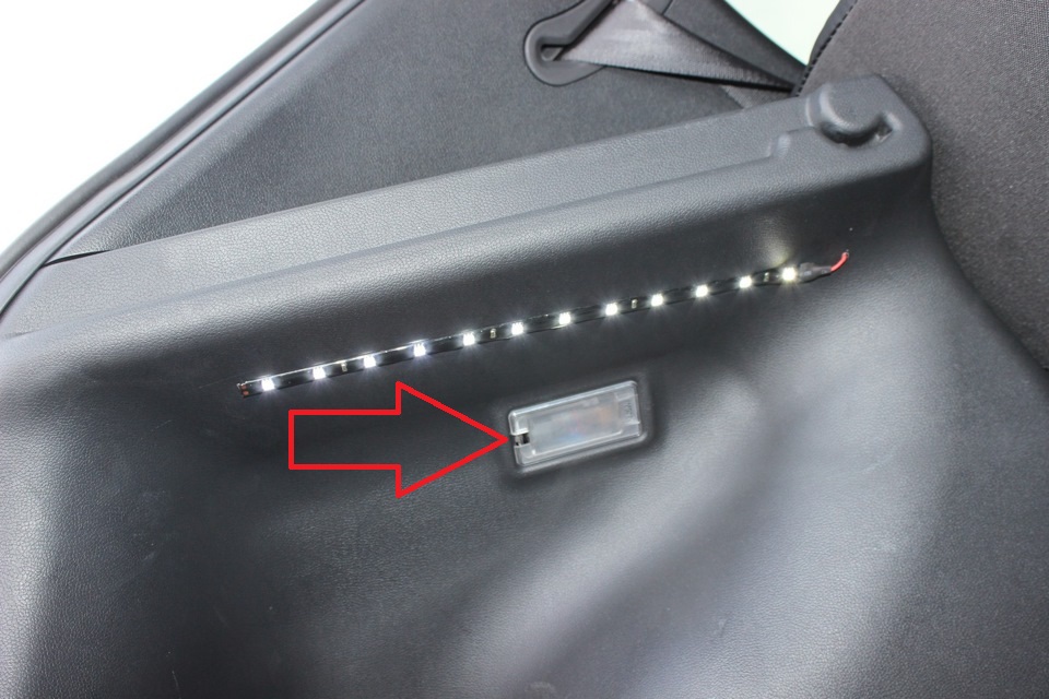 Отжать фиксатор плафона освещения багажника на автомобиле Hyundai Solaris