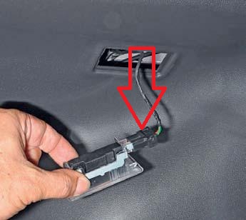 Отсоединить колодку проводов от контактов плафона освещения багажника на автомобиле Hyundai Solaris