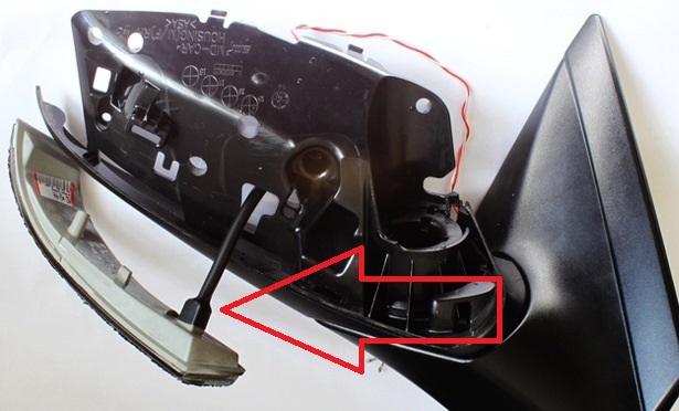 Отсоединить колодку проводов от бокового указателя поворота в наружном зеркале заднего вида на автомобиле Hyundai Solaris