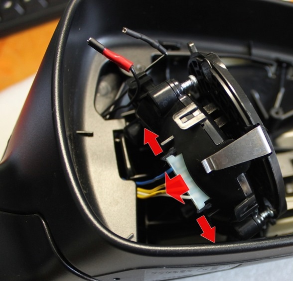 Отсоединить колодку от разъема блока мотор-редукторов наружного зеркала заднего вида на автомобиле Hyundai Solaris
