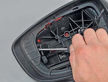 Снять пластмассовую рамку корпуса наружного зеркала заднего вида на автомобиле Hyundai Solaris