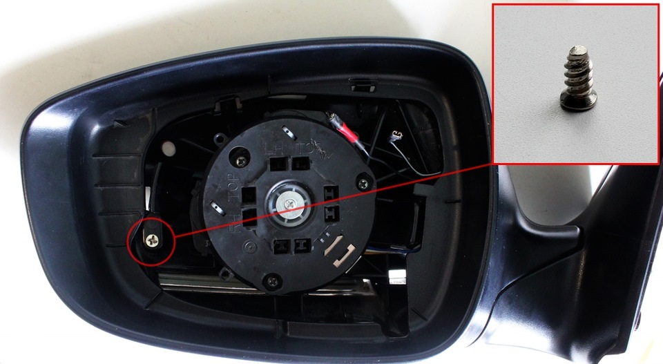 Открутить саморез крепления бокового указателя поворота в наружном зеркале заднего вида на автомобиле Hyundai Solaris