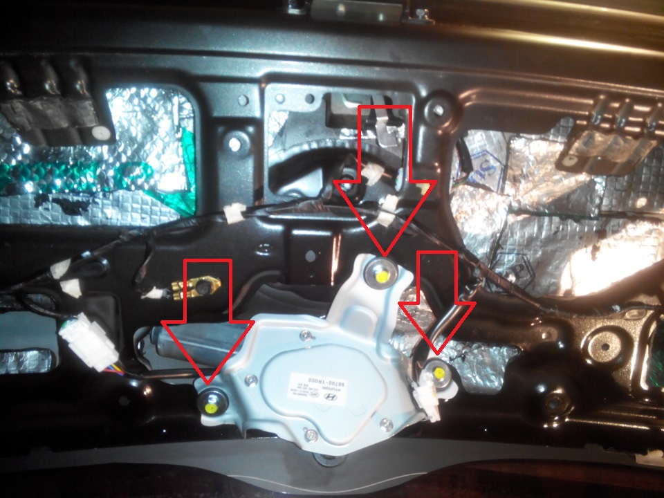 Открутить крепления кронштейна очиститель задней двери на автомобиле Hyundai Solaris