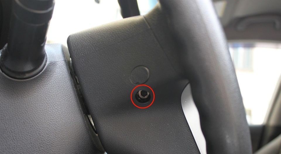 Вывернуть крепления модуля подушки безопасности на руле на автомобиле Hyundai Solaris