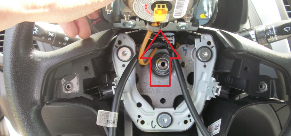Отсоединить держатель жгута проводов из подушки безопасности водителя на автомобиле Hyundai Solaris