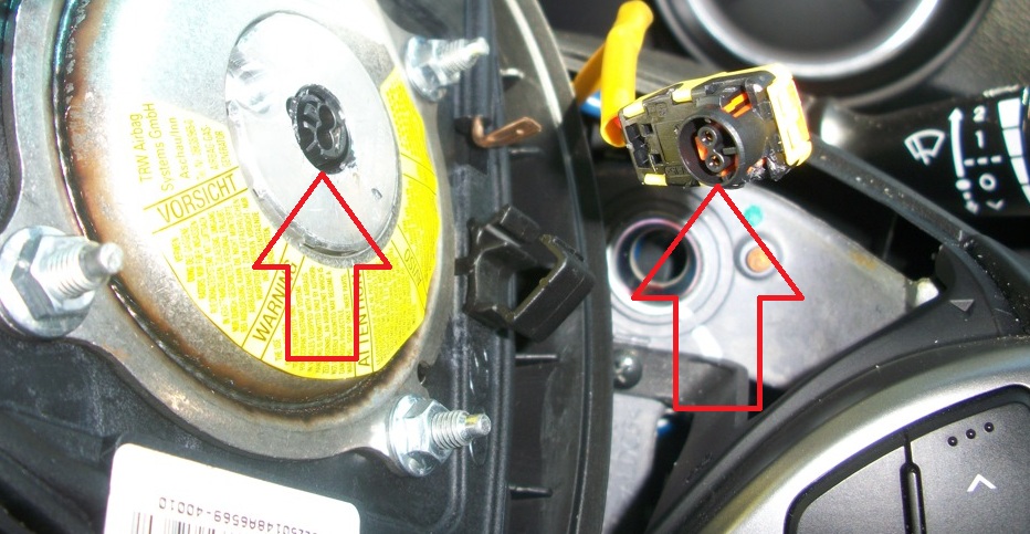 Отсоединить колодку проводов от подушки безопасности водителя на автомобиле Hyundai Solaris