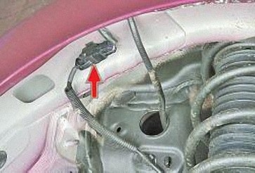 Расположение колодки жгута проводов датчика ABS переднего колеса на автомобиле Hyundai Solaris