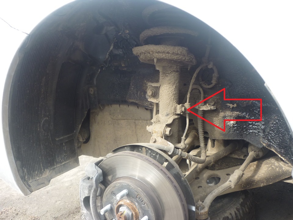 Расположение болта крепления жгута проводов ABS к кронштейну амортизаторной стойки на автомобиле Hyundai Solaris