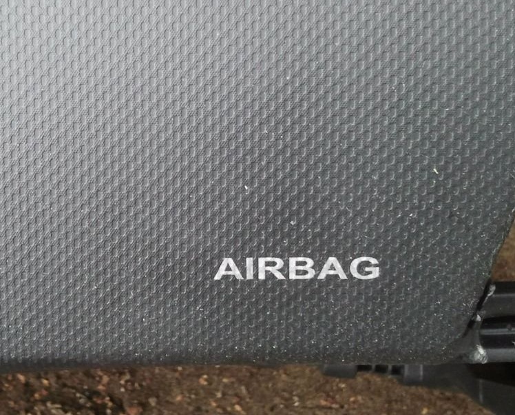 Места расположения подушек безопасности обозначены значком «AIRBAG» на автомобиле Hyundai Solaris