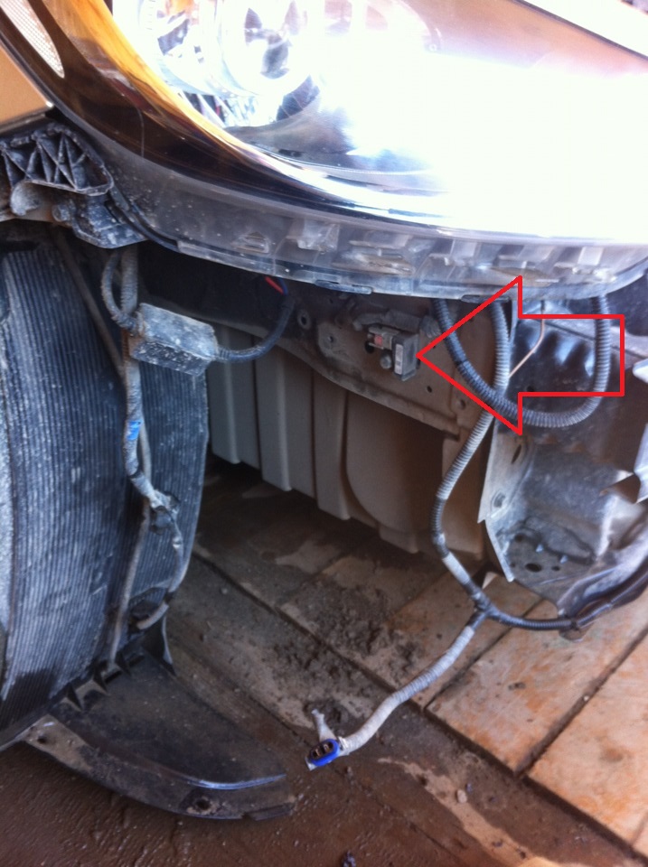 Расположение датчика фронтального удара со стороны пассажира на автомобиле Hyundai Solaris