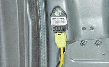 Расположение датчика бокового удара на автомобиле Hyundai Solaris