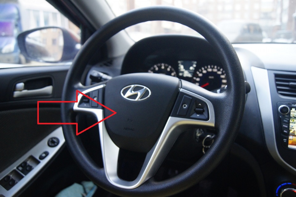 Расположение подушки безопасности водителя на автомобиле Hyundai Solaris