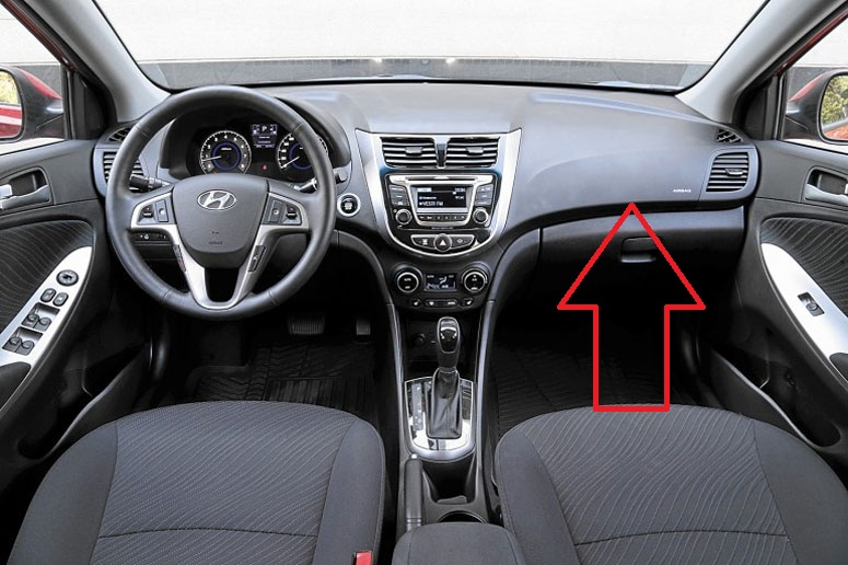 Расположение подушки безопасности переднего пассажира на автомобиле Hyundai Solaris
