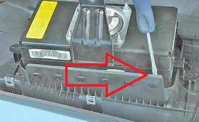 Отжать фиксаторы крепления модуля подушки безопасности на автомобиле Hyundai Solaris