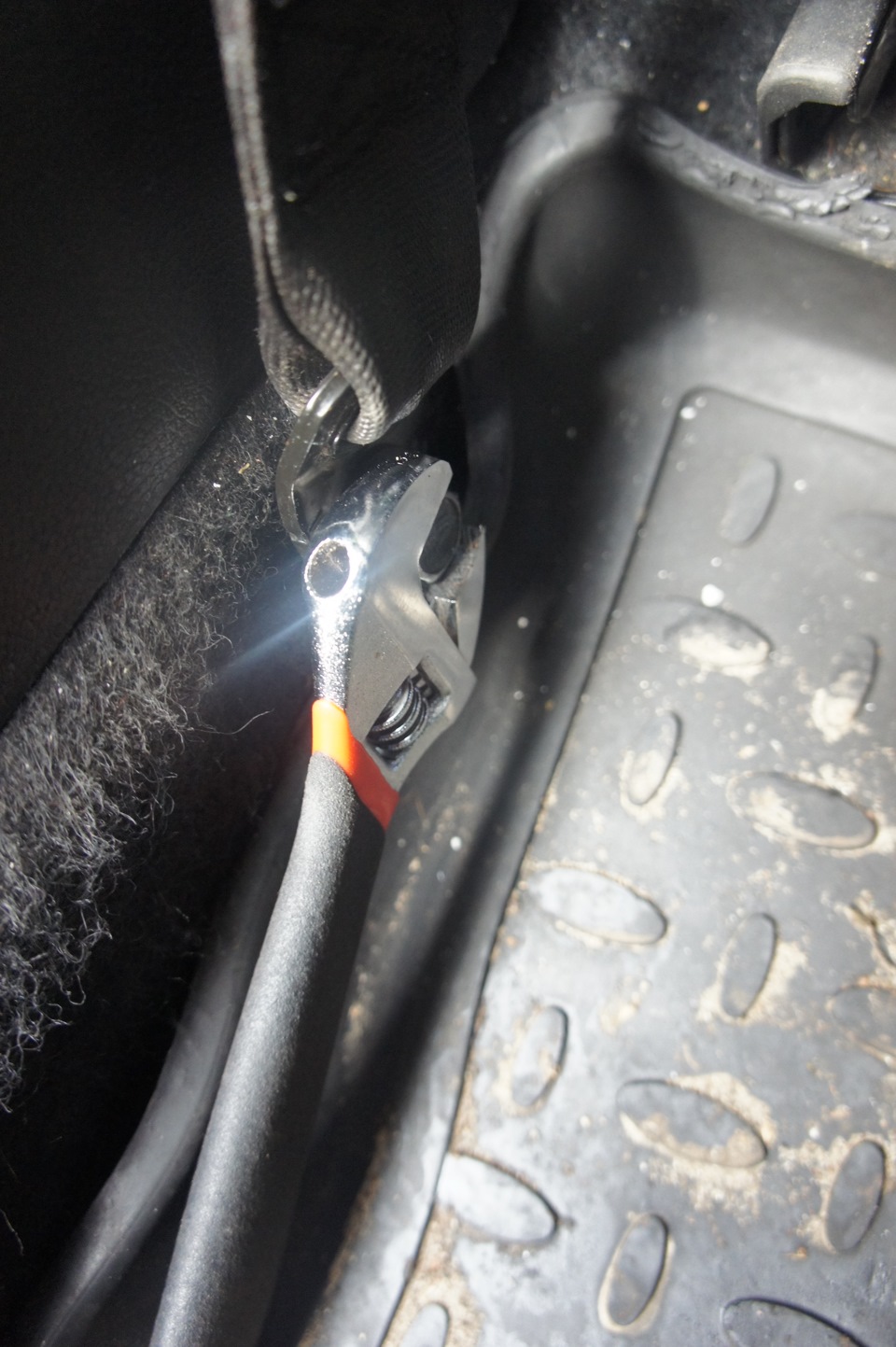 Вывернуть болт нижнего крепления ремня безопасности на автомобиле Hyundai Solaris