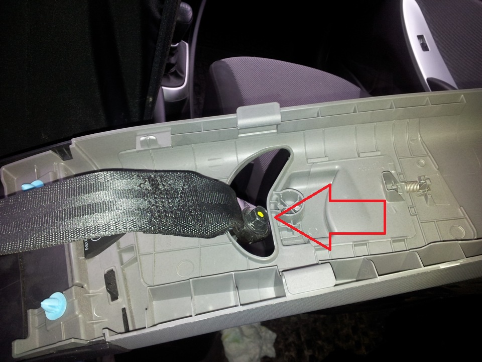 Вывести ремень безопасности из проема верхней части центральной облицовки кузова на автомобиле Hyundai Solaris