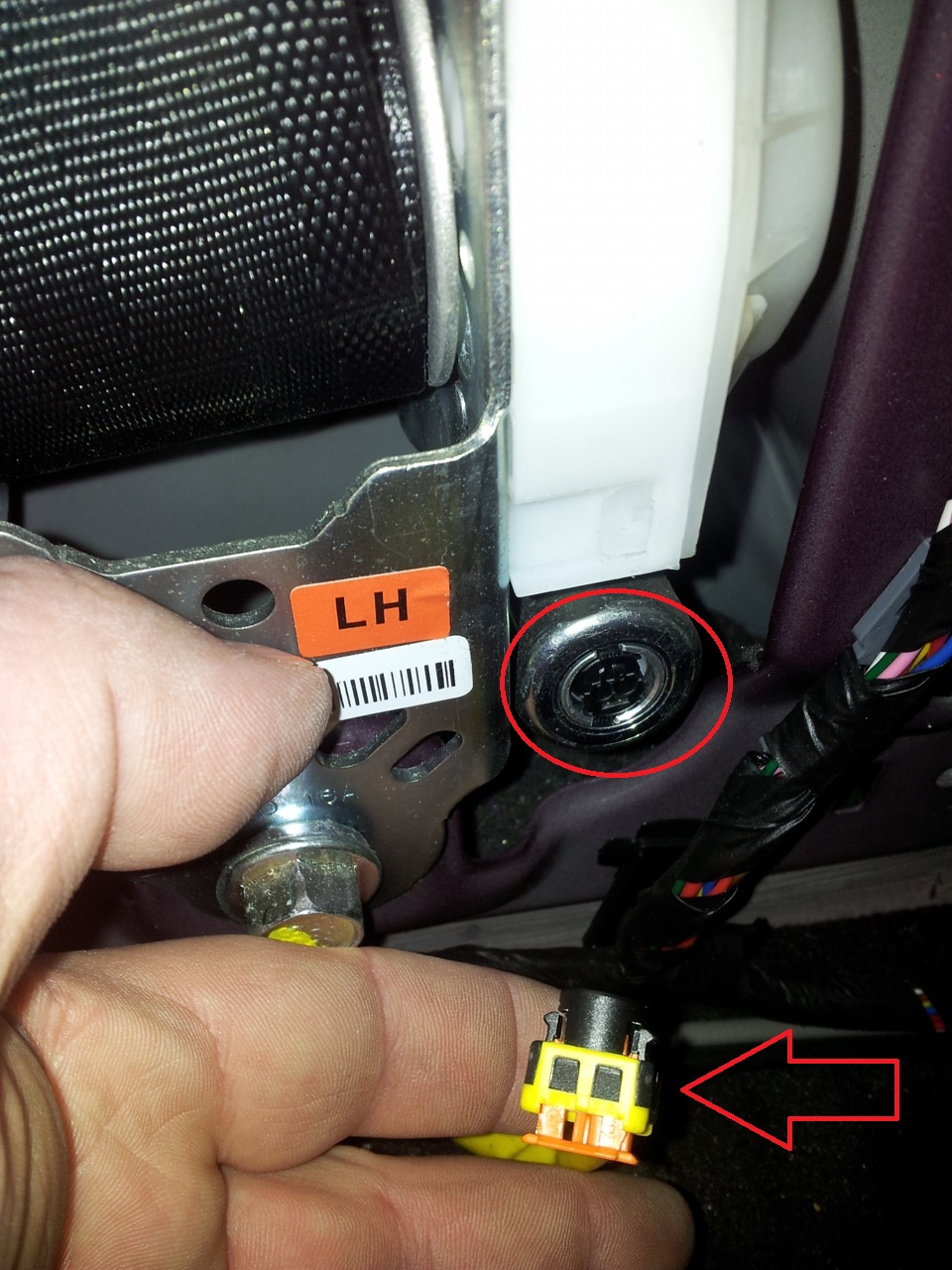 Отсоединить колодку проводов от преднатяжителя ремня безопасности на автомобиле Hyundai Solaris