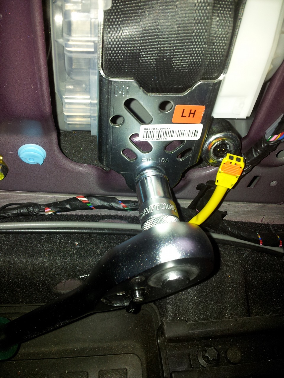 Выверните болт крепления инерционной катушки ремня безопасности к кузову на автомобиле Hyundai Solaris