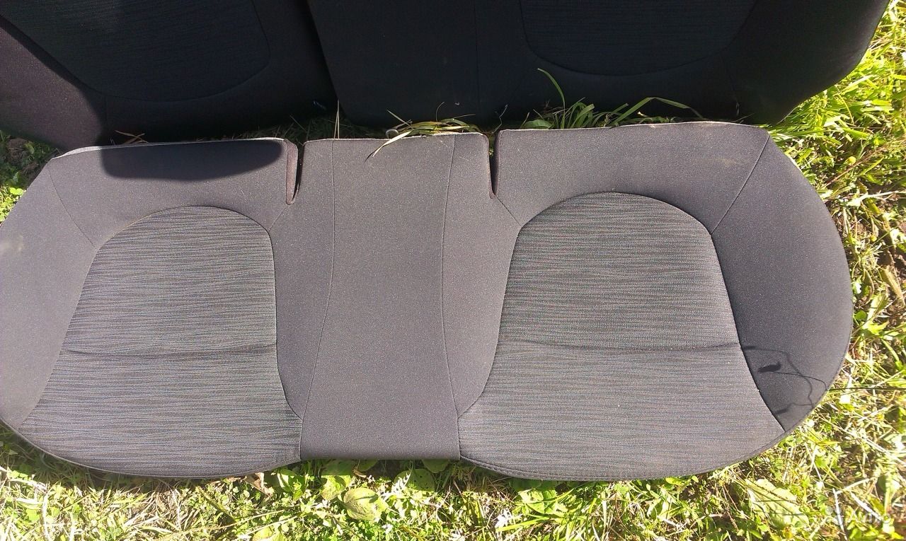 Снять подушку заднего сиденья на автомобиле Hyundai Solaris