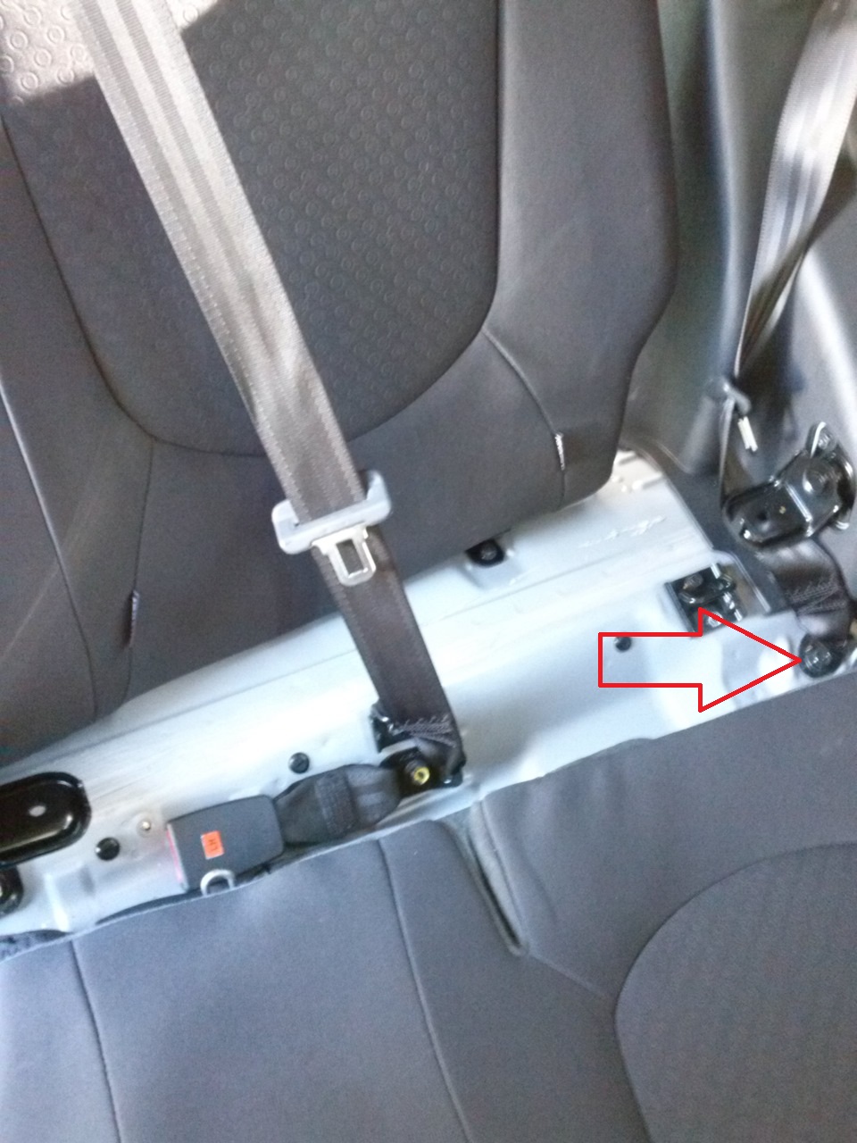 Расположение болта нижнего крепления ремня безопасности заднего пассажира на автомобиле Hyundai Solaris