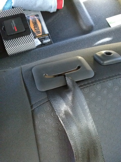 Вывести задние боковые ремни безопасности из спинки заднего сиденья на автомобиле Hyundai Solaris