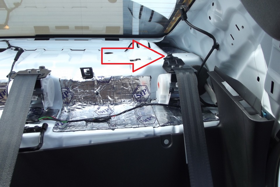 Расположение болта крепления катушки заднего ремня безопасности на автомобиле Hyundai Solaris