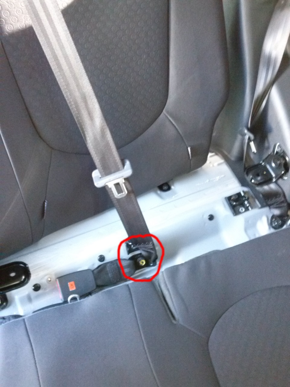 Крепление замка ремня безопасности правого заднего пассажира на автомобиле Hyundai Solaris