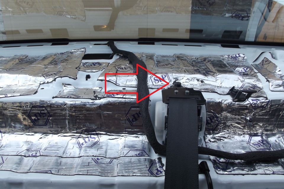 Расположение болта крепления катушки заднего среднего ремня безопасности на автомобиле Hyundai Solaris