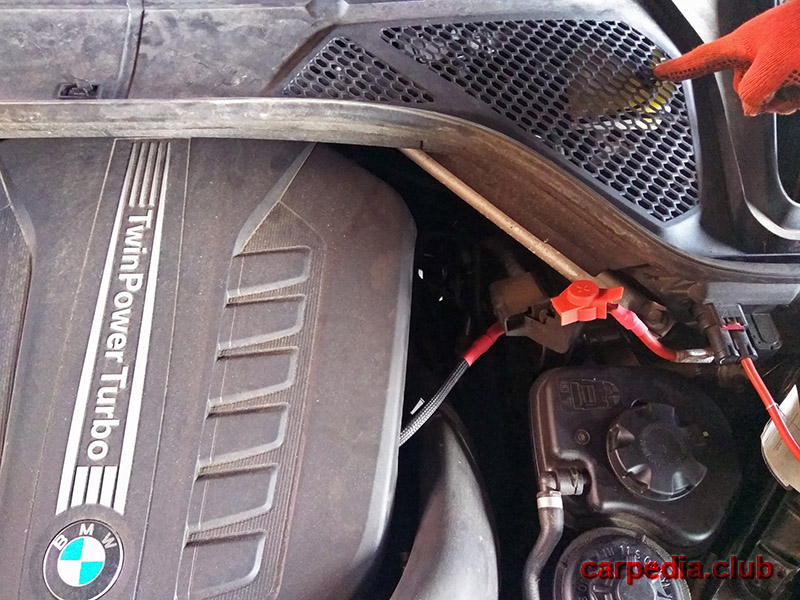 Расположение бачка тормозной жидкости на автомобиле BMW X5 F15