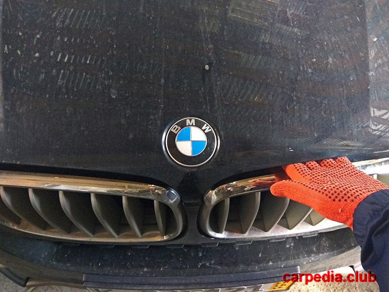 Расположение рычага открывания капота на автомобиле BMW X5 F15