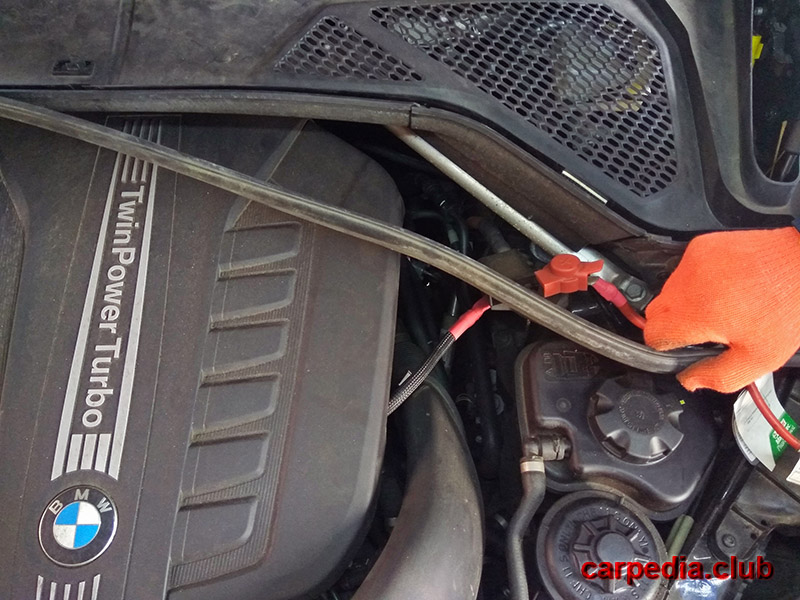 Уплотнитель пластикового кожуха тормозного бака на автомобиле BMW X5 F15