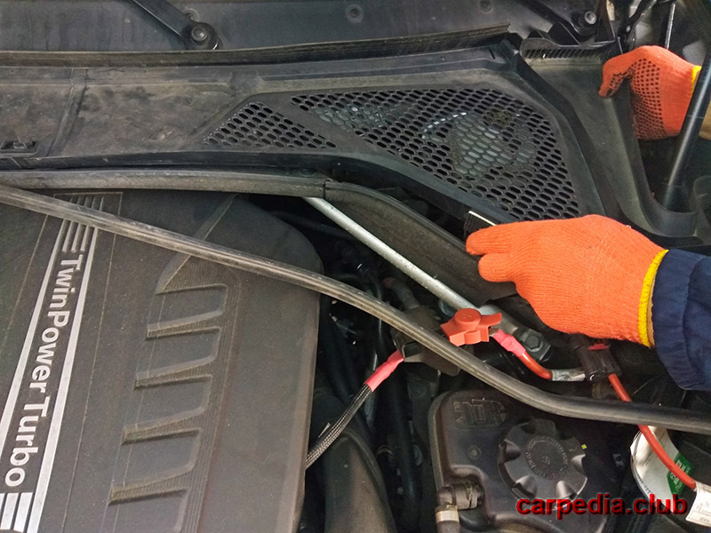 Снять пластиковый кожух тормозного бачка на автомобиле BMW X5 F15