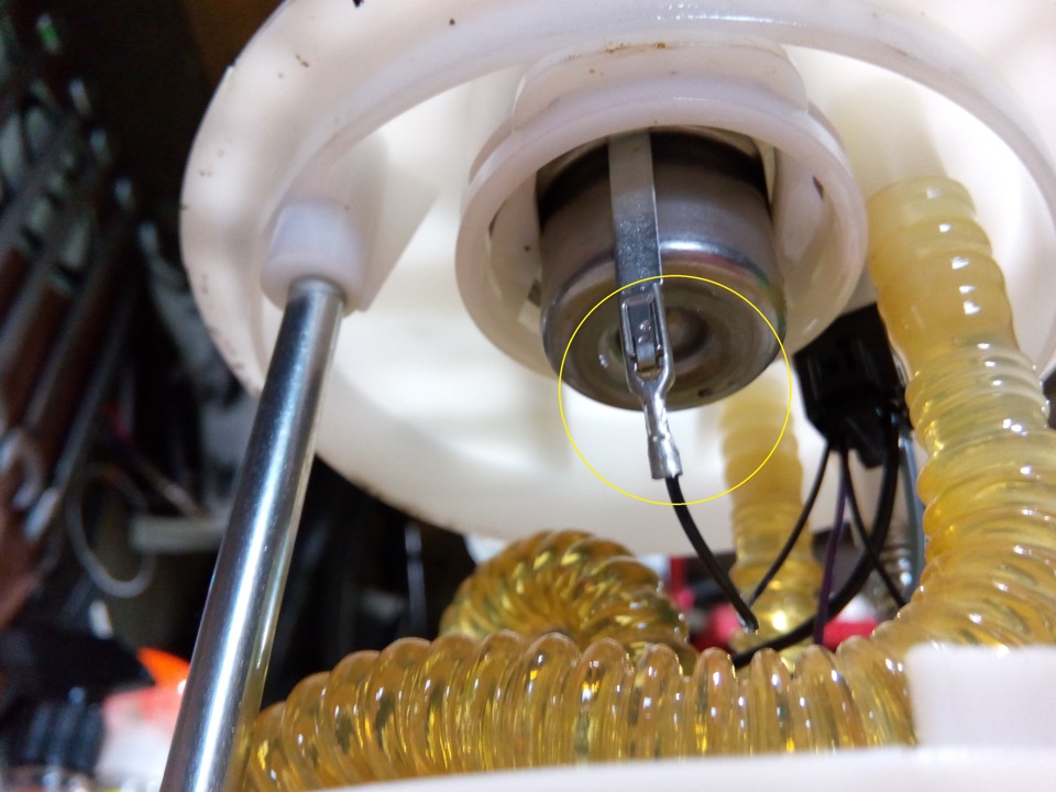 Размещение наконечника провода массы на корпусе регулятора давления топлива Лада Гранта (ВАЗ 2190)