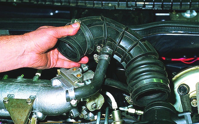 Снятие шланга подвода воздуха к дроссельному узлу в сборе со шлангом системы вентиляции картера Лада Гранта (ВАЗ 2190)