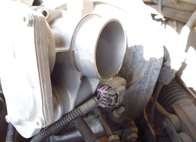 Снятый шланг подвода воздуха с патрубка дроссельного узла Лада Гранта (ВАЗ 2190)