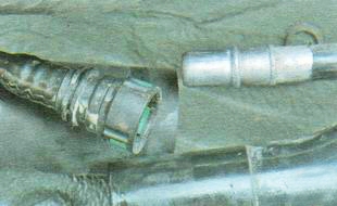 Отсоединение от штуцера бензобака шланга воздухоотводящего трубопровода заливной горловины Лада Гранта (ВАЗ 2190)