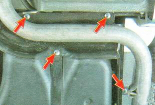 Размещение гаек крепления теплозащитного экрана топливного бака Лада Гранта (ВАЗ 2190)