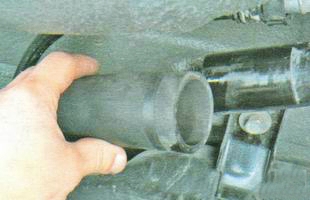 Отсоединение шланга заливной горловины от патрубка бензобака Лада Гранта (ВАЗ 2190)