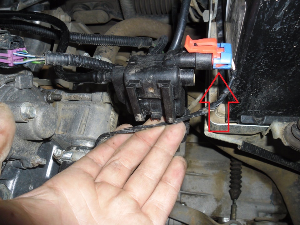 Отсоединяем колодку системы управления двигателем от разъема клапана продувки адсорбера на автомобиле Лада Гранта