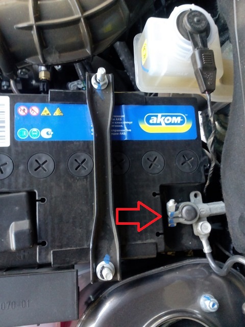 Отсоединяем клемму провода от «минусового» вывода аккумуляторной батареи на автомобиле Лада гранта