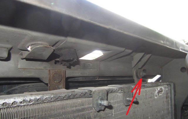 Размещение правой гайки крепления радиатора к верхней поперечине рамки радиатора Лада Гранта (ВАЗ 2190)