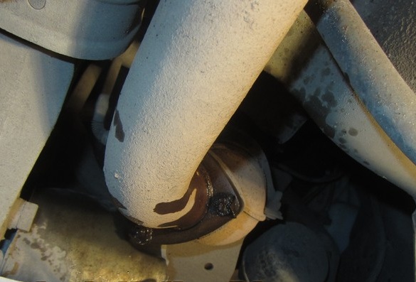 Подогнутые края стопорной пластины крепления фланца дополнительного глушителя к фланцу катколлектора Лада Гранта (ВАЗ 2190)