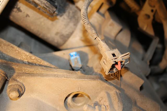 Отсоединение колодки жгута проводов датчика положения коленчатого вала Ford Focus 2