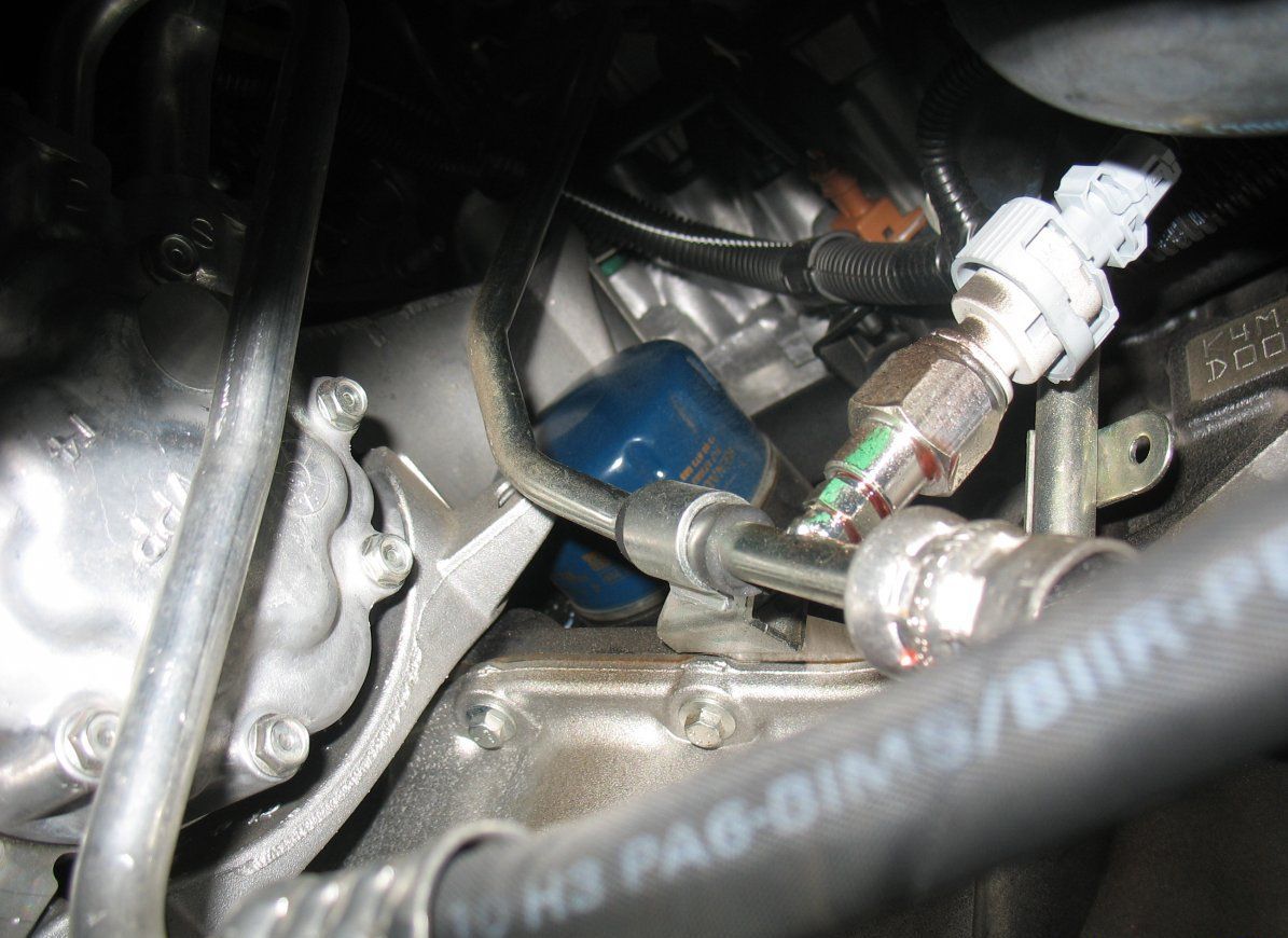 Датчик давления гидроусилителя руля с подключенным разъемом в Lada Largus